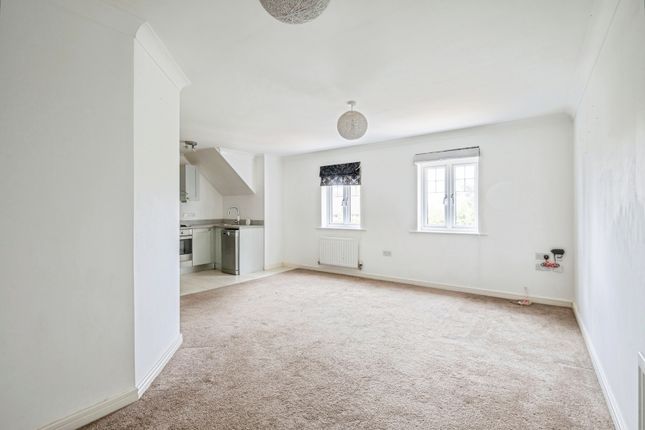 6, Halcyon Close, Leatherhead photo 2