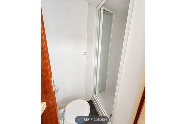 Flat, Bath Road, Swindon photo 4