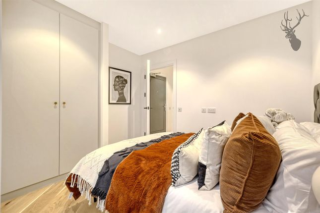 Flat to rent in 46 High Road, London