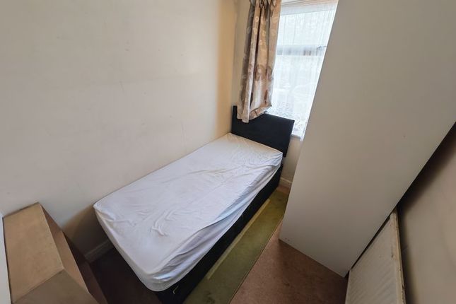 42, Wood End Lane, Northolt photo 4