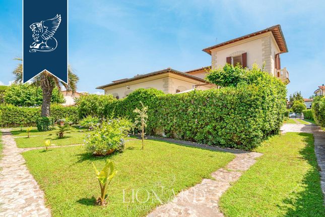 Villa for sale in Pietrasanta, Lucca, Toscana