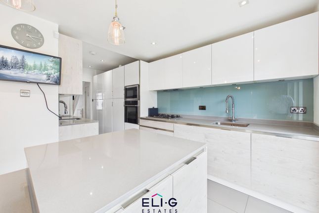 15 Hillview Gardens, London photo 4