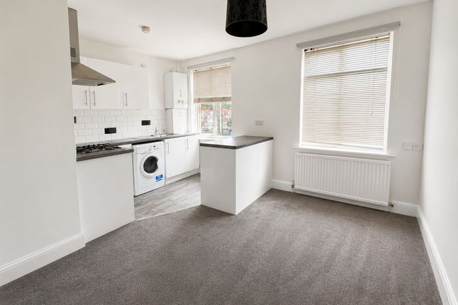 Flat Flat 2, 93a, Chase Cross Road, Romford photo 2