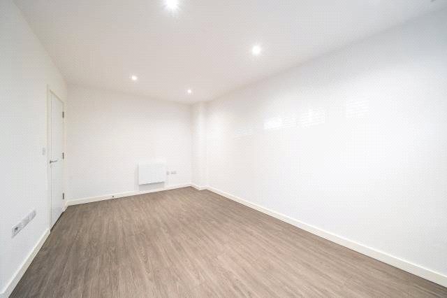 Flat 16 Brook Point, 1400, High Road, London photo 5