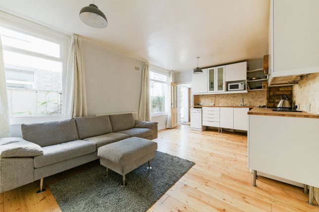Thumbnail Flat to rent in Byegrove Road, Colliers Wood