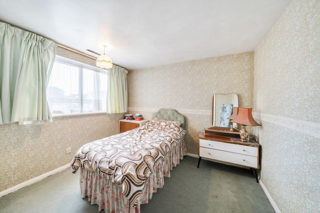34, Roker Park Avenue, Uxbridge photo 4