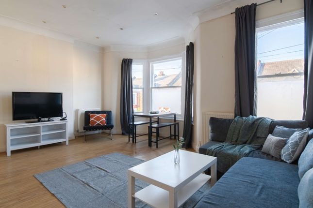 Flat to rent in Foxbourne Road, London
