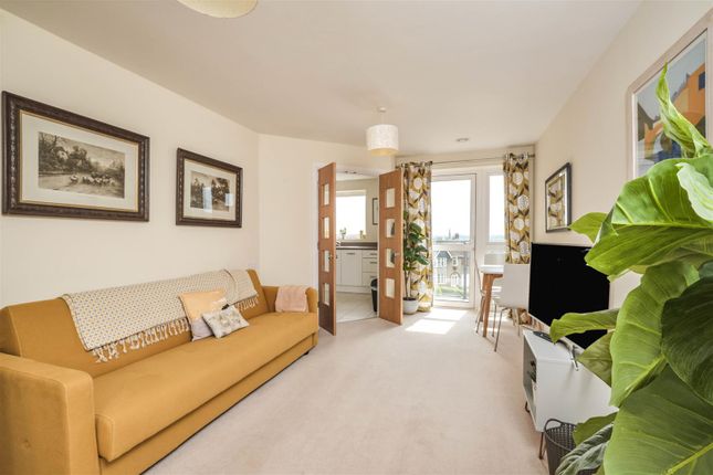 1-bed flat on 54 Wardington Court, Welford Road, Northampton, £95,000