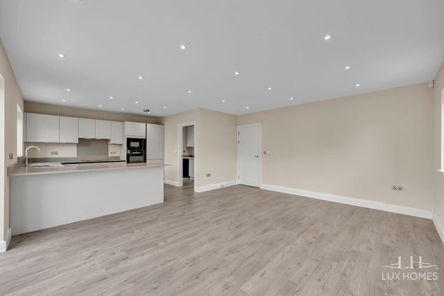 1, Oaklands Mews, Stanford-le-Hope photo 4