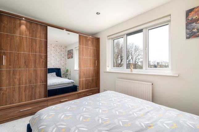 4 Macaret Close, Whetstone, London photo 3