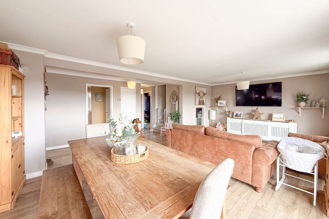 26 Larkfield Close, Newport photo 3