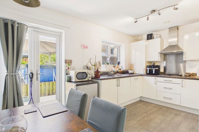 10, Summerfold, Horsham photo 2