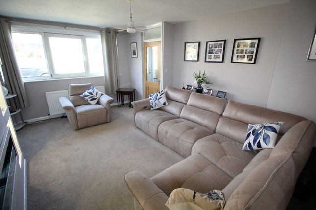 1, Highland Close, Pontefract photo 4