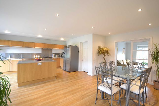 14, Courtleigh Avenue, Hertfordshire photo 2