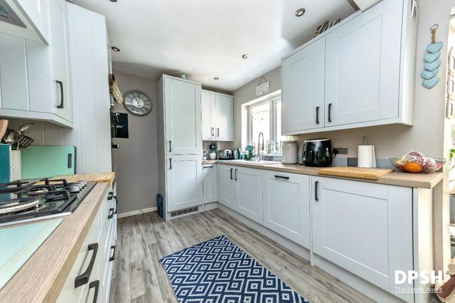 4 Harwill Rise, Churwell, Leeds photo 5