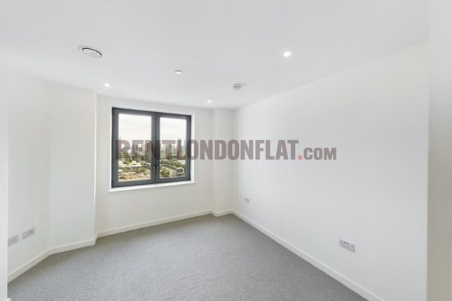 Flat to rent in Makers Yard, London