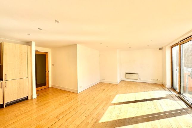 28, The Oaks Square, Epsom photo 4