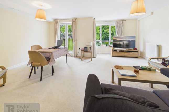 102, Stone Court, Crawley photo 3
