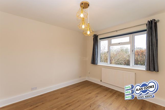 1, Deanswood Close, Leeds photo 3