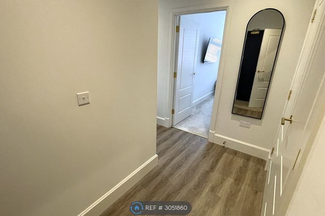 Flat, Jubilee Gardens, Weybridge photo 3