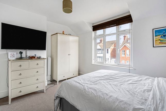 4, Edward Road, Farnham photo 4