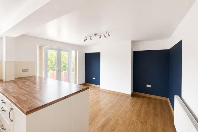 5, The Crescent, Dursley photo 4