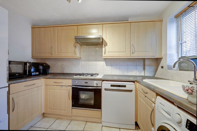 8, Magnolia Lane, Basildon photo 3
