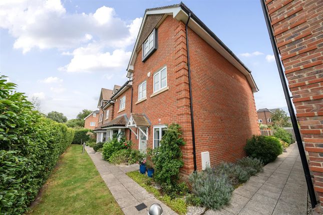 Property for sale in Snowdrop Gardens, Woodley, Reading
