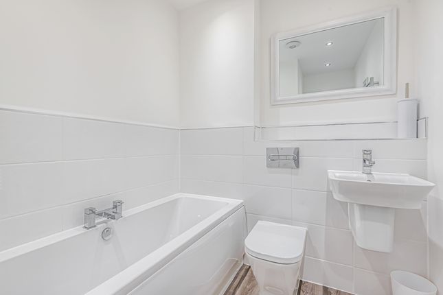 27, Montagu Crescent, West Yorkshire photo 4