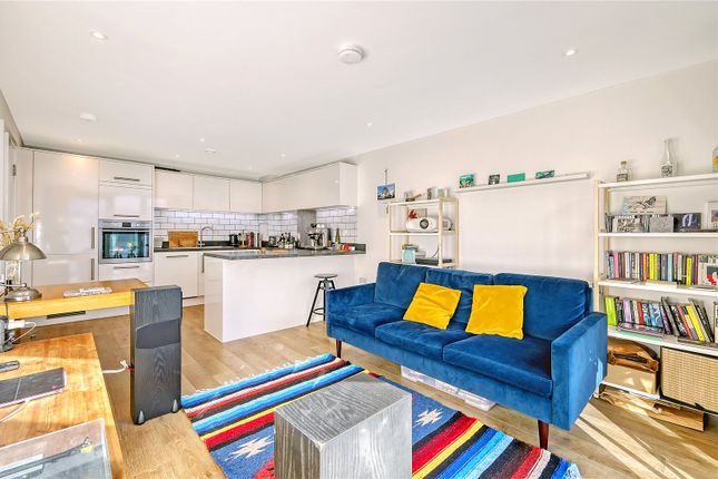 Flat for sale in Lapwing Heights, Waterside Way, London