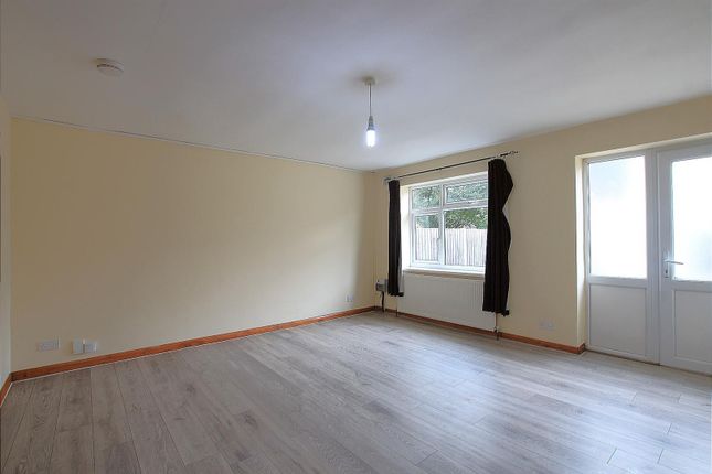 ANNEXE AT R/O, 182 Ash Grove, Heston photo 2