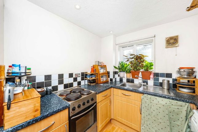 304, Redford Close, Feltham photo 4