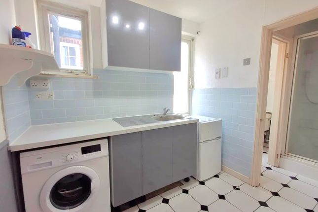 Studio to rent in Hendon Central, London