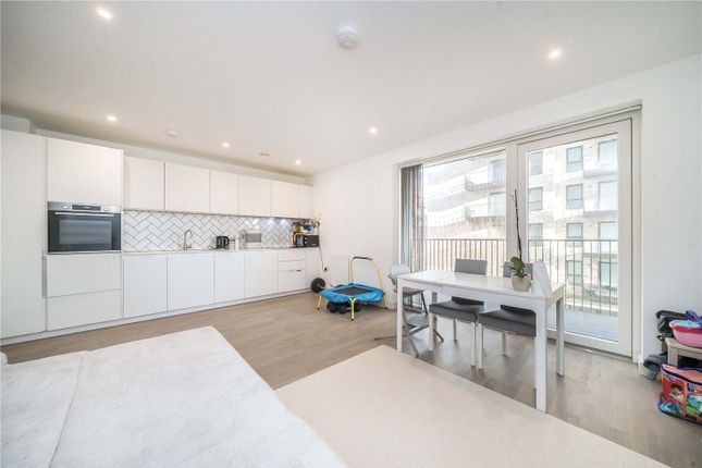 Flat 19, Watson House, 4, Greenleaf Walk, Southall photo 4