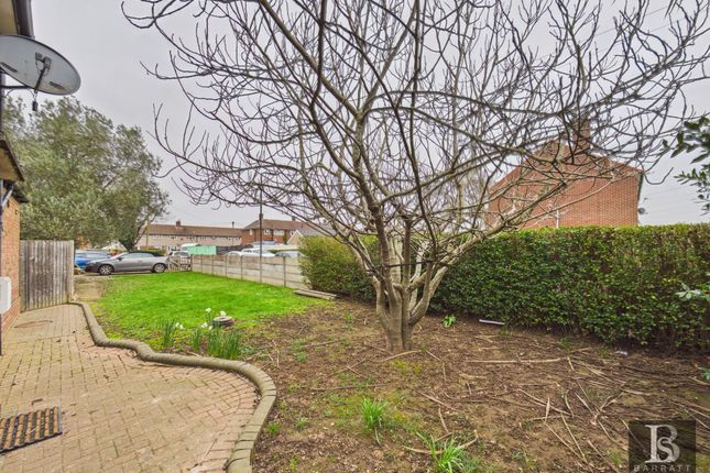 54 Washington Drive, Slough photo 5