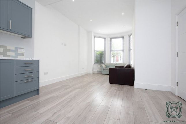 Flat to rent in Warham Road, London