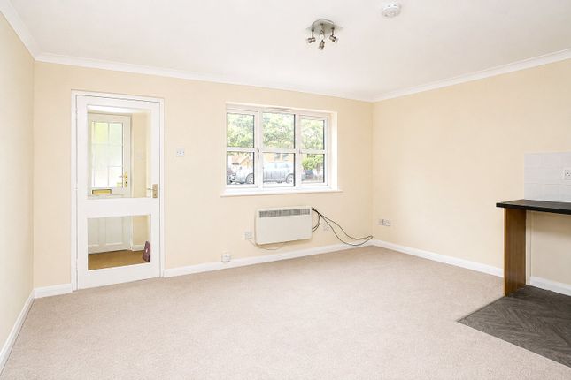 6, Chalet Court, Bordon photo 4