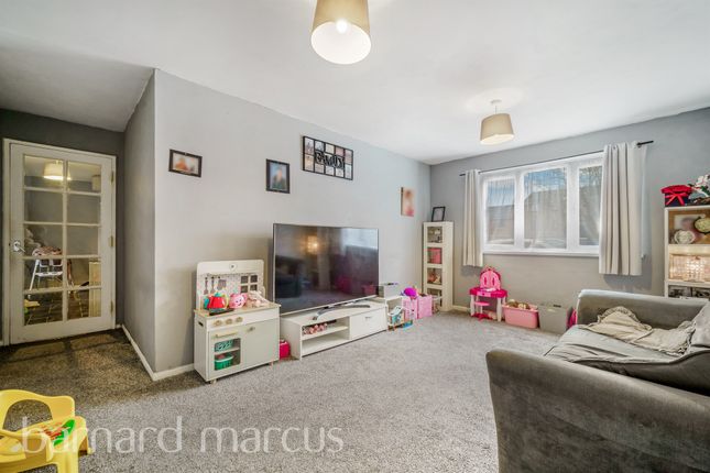 266, Redford Close, Feltham photo 3