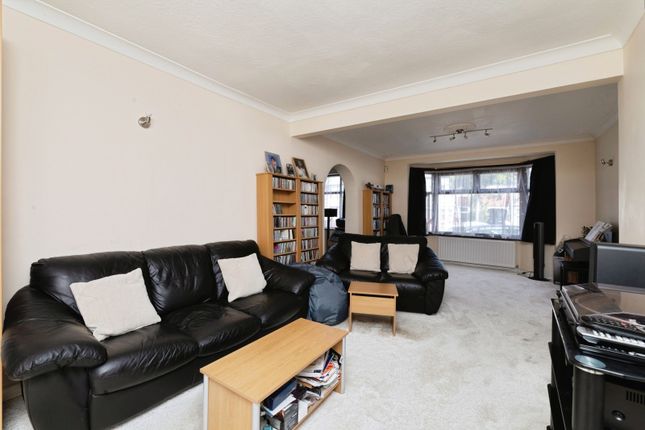 2, Yoxley Drive, Ilford photo 4