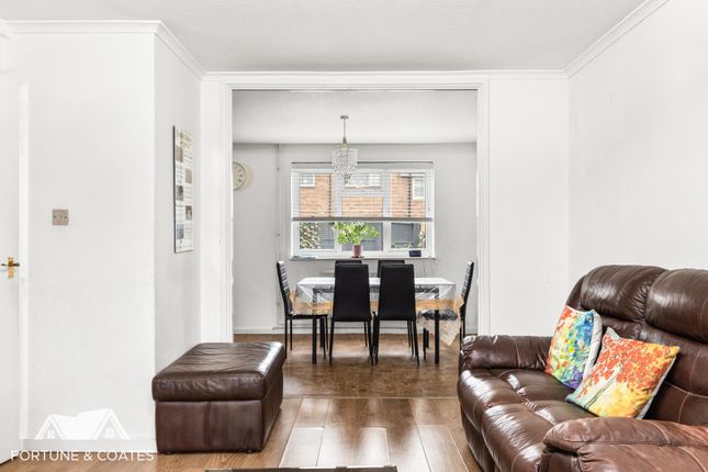 119, Jocelyns, Harlow photo 4