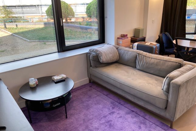 Flat to rent in Very Near New Horizons Area, Brentford