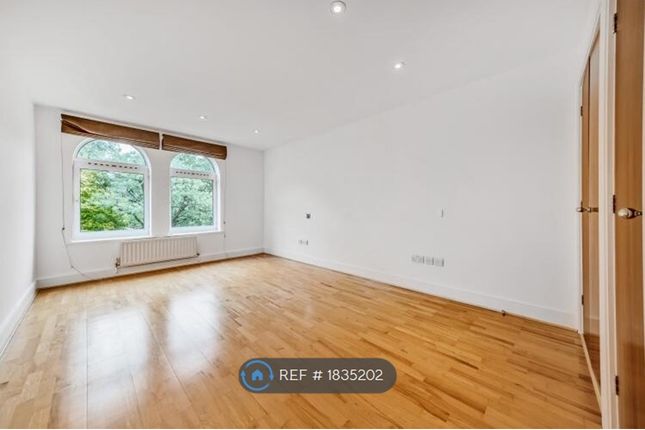 Flat to rent in Oriel Drive, London