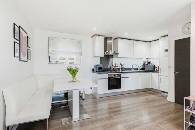 Flat 8, St. Marks Court, 717, London Road, Sutton photo 2