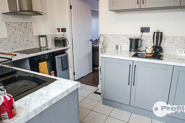 49, Pyeharps Road, Burbage photo 3