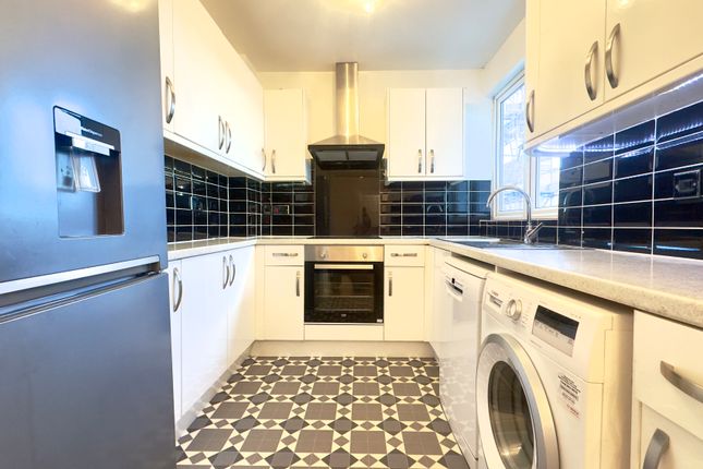 2-bed flat on Flat 8 15 Greville Lodge, Westbourne Grove Terrace, London, £4,500/mo