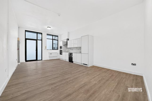 Studio flat on Triangle Road, London, £2,100/mo