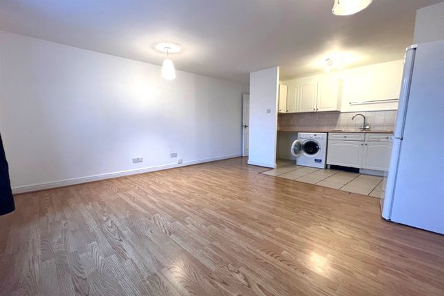 24 Swansea Court, Galleons Lock, London photo 3
