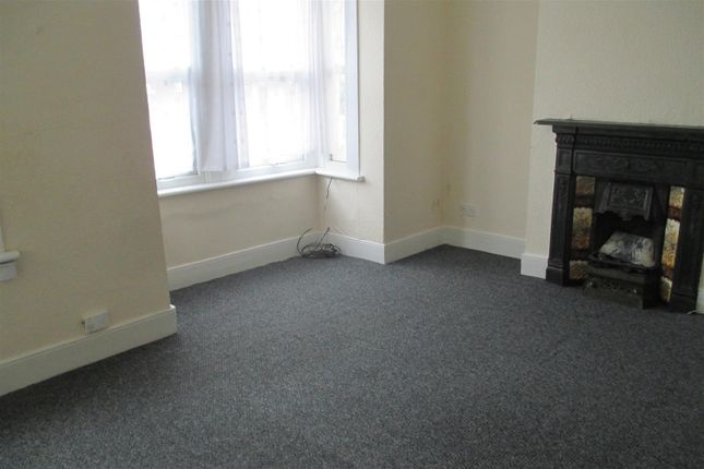 Fist Floor Flat, 19, Churston Avenue, London photo 3