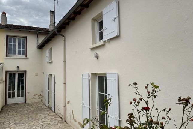 Town house for sale in Saint-Jean-D'angely, Poitou-Charentes, 17400, France