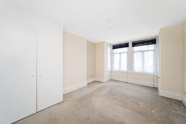 Flat for sale in Chingford Avenue, Chingford
